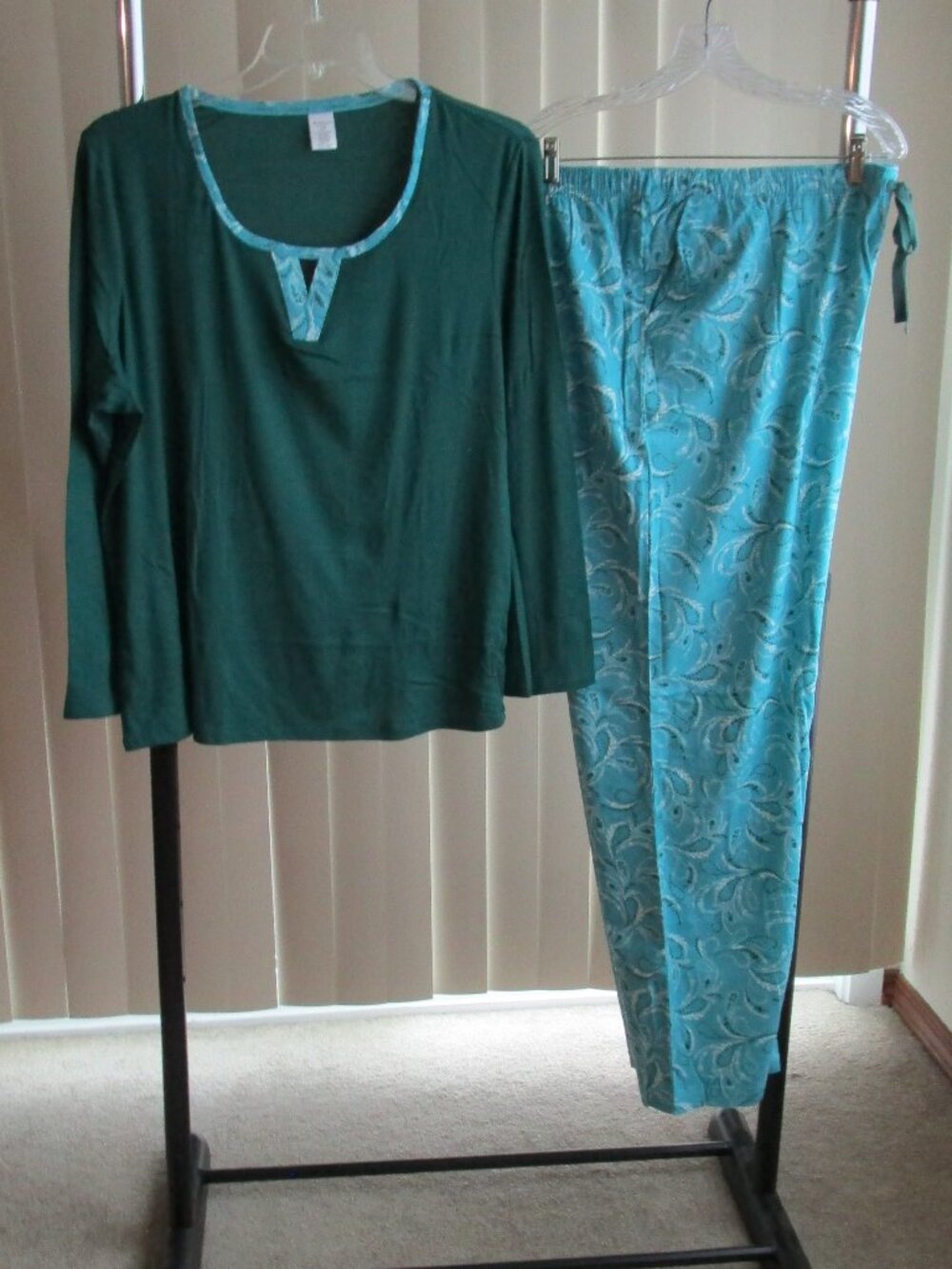 Liz Claiborne Pajamas woman 2X - green/white paisley print